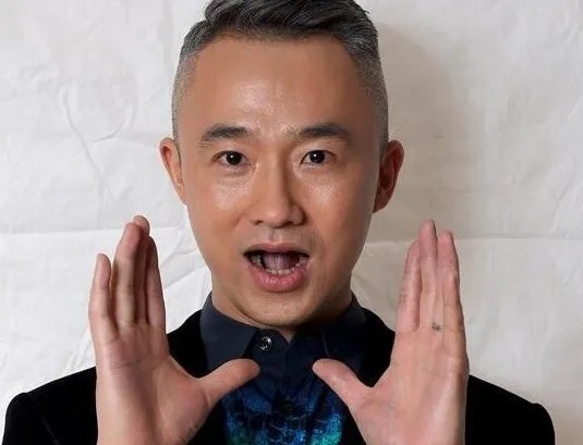 继李咏因病离世后，又一位主持人因病“消失”于荧幕。他是谁？