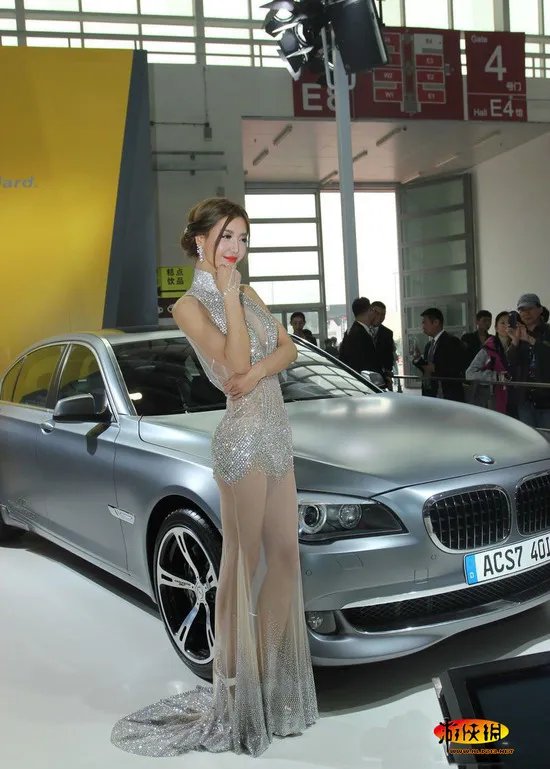 2012北京车展一大亮点 李颖芝的透视齐X小钻裙