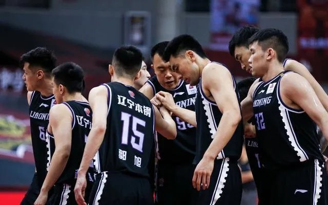 李晓旭受伤后，赵继伟怒砸地板，杨鸣眉头紧锁，为何总经理李洪庆却累到打哈欠？