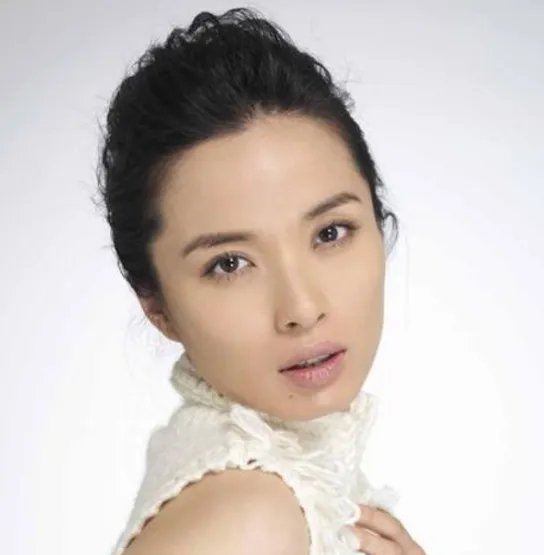 她因拍吻戏与老公离婚，二婚嫁靳东被宠成公主，儿子帅出天际，你怎么看？