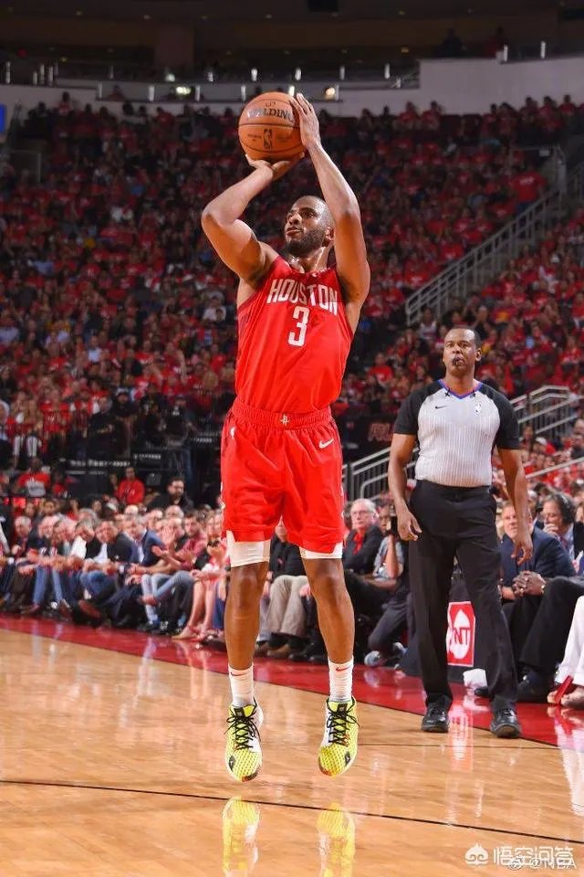 “摸头”上瘾？保罗在采访时，塔克再次偷袭摸头成功。为何这次保罗只是口头警告塔克？