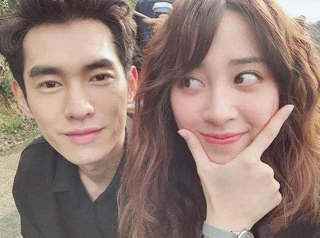 欧阳妮妮和张书豪牵手画面曝光，你觉得两人般配吗？