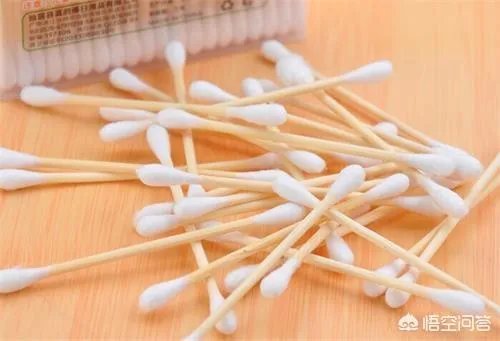 狗狗有耳螨怎么处理？给狗狗滴耳朵很反抗？