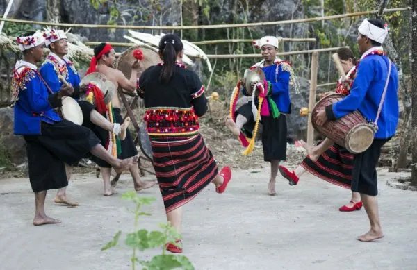 德昂族生活习俗是什么？