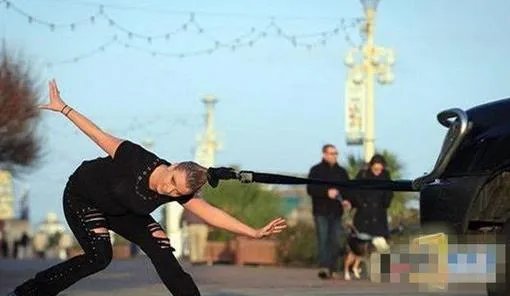 女汉子用头发拉4吨汽车 惊呆众人【马戏团的演员】