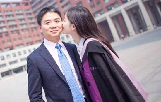 高颜值的奶茶妹，为何会与比自己大19的刘强东结婚？