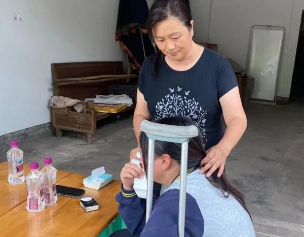 四川一女生遭体罚致残，校方补偿39万，你会接受这个补偿吗？