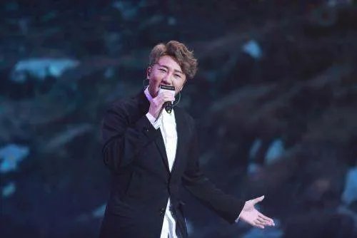 好多人都翻唱过《想你的夜》，原唱到底是谁？