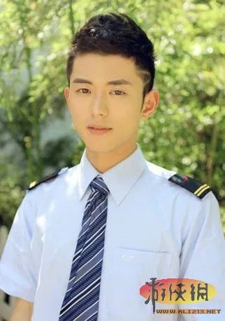 史上最帅地铁司机走红 女网友组团坐地铁围观