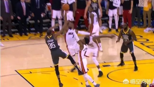 勇士主场险胜热火，赛后利文斯顿摸了韦德的头，是不是对韦德的不尊重呢？