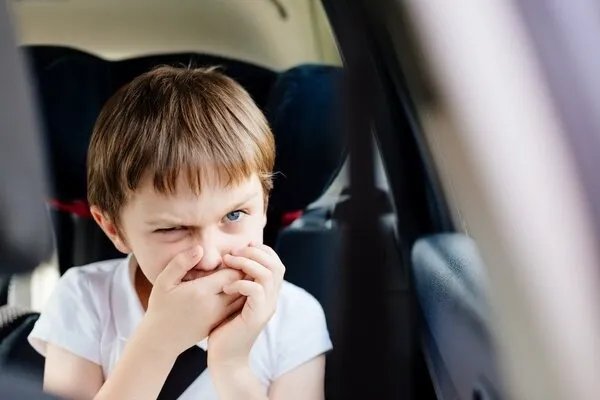 男童校车内离世，孩子被困车内该如何自救？