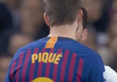 拉莫斯肘击梅西逃红牌, 谁注意梅西举动? 罕见顶牛, 向裁判投诉，你怎么看？