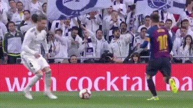 拉莫斯肘击梅西逃红牌, 谁注意梅西举动? 罕见顶牛, 向裁判投诉，你怎么看？