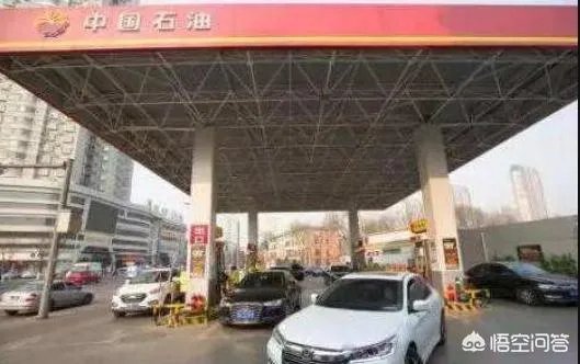 近期终于迎来油价下调，为啥感觉加油的人不增反减？