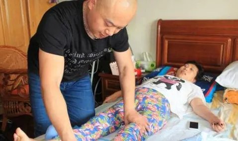 一段“男子病房内求婚患癌女友”的视频走红，这一幕有让你感动吗？