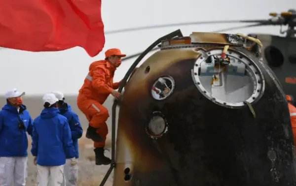 神舟十三号载人飞船返回舱成功着陆，航天员着陆时的场景是怎样的？