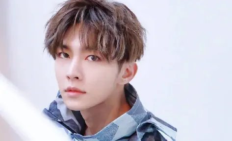 吃相太难看，炎亚纶自己的品牌和自己解约，谜之操作遭网友吐槽，咋回事？