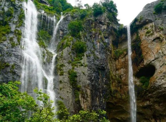 台风登陆雁荡山瀑布被吹倒流