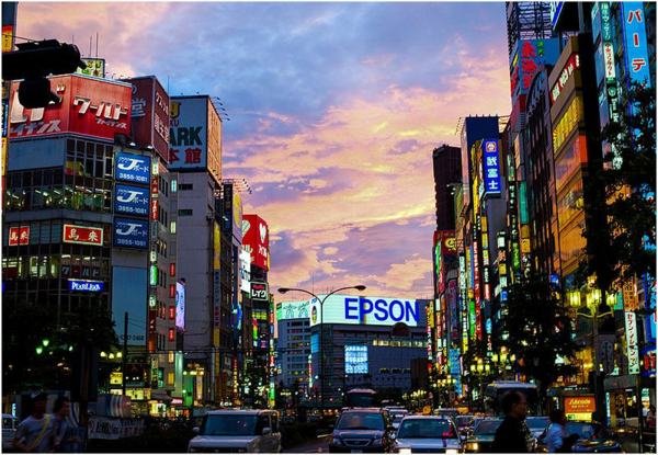 在新宿歌舞伎町“风俗”街，这些地方你要小心，即使在日本也未必安全？