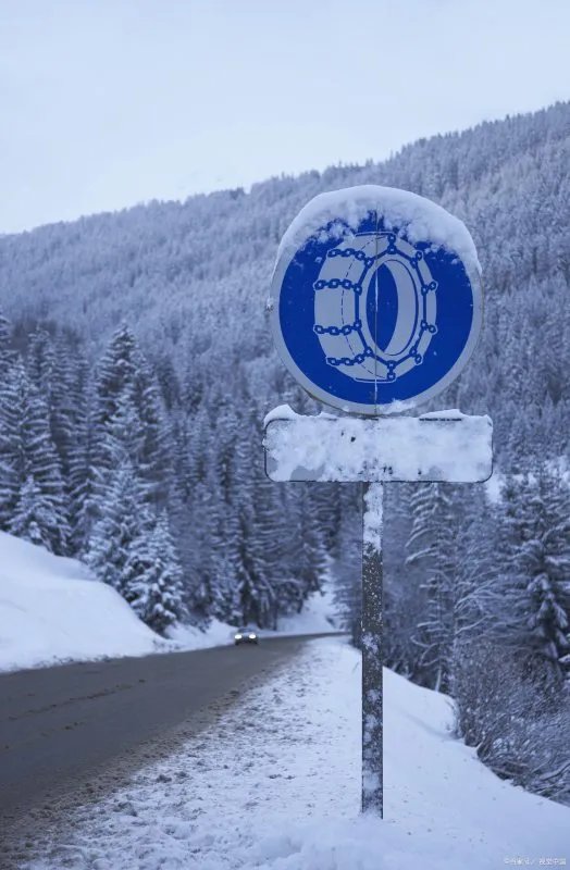 降雪导致内蒙古荣乌高速9车连撞，雪天出行应该如何给车做防滑措施？