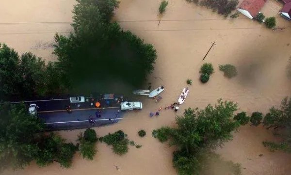 台风掀起12米狂浪，对涉及地区有何影响？