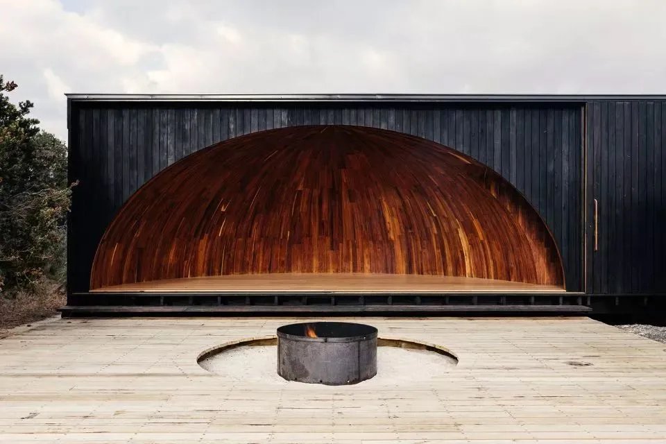 密林中的黑色小屋 —— Krakani Lumi 丛林驿站