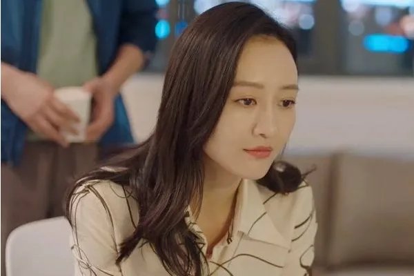 王鸥何九华恋情疑坐实！手机壳上刻对方名字，还一起参加婚礼，算实锤了吗？