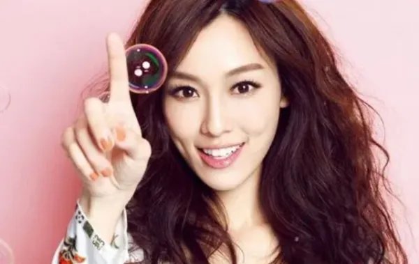 46岁范玮琪素颜逛街状态好，拎13万包包显阔气，她是怎么保养自己的？