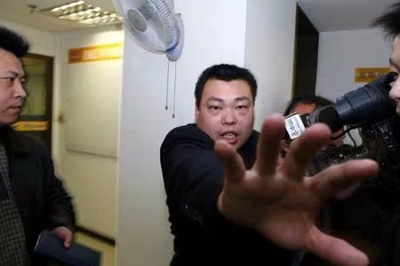 记者采访为何遭掌掴？