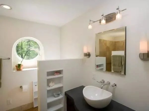 卫生间里可以做个半墙隔断，这样干湿分离好也好看！