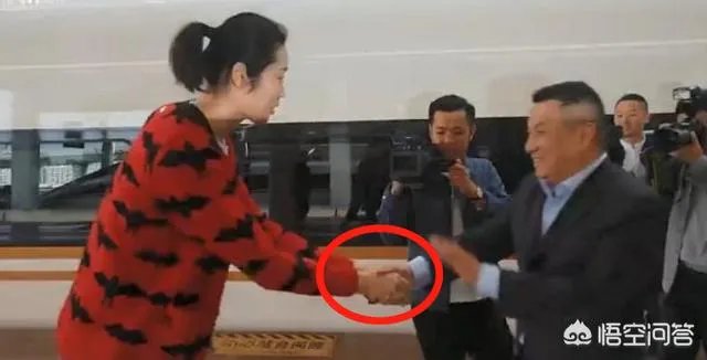 朱婷荣归故里，回河南老家排队吃食堂并主动刷碗，如何评价她的行为？