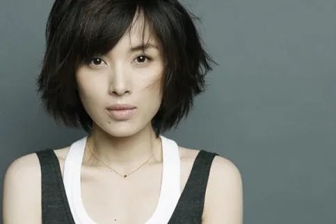 她因拍吻戏与老公离婚，二婚嫁靳东被宠成公主，儿子帅出天际，你怎么看？