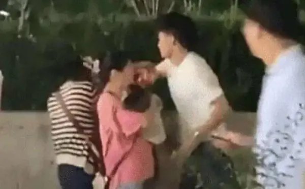 男子因彩礼当街暴打女友是怎么回事？