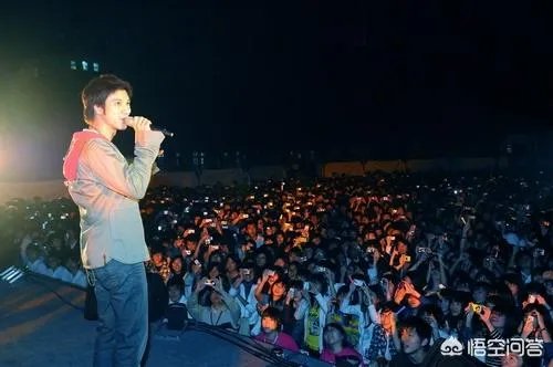 第一个在鸟巢开个人演唱会的歌手是谁？