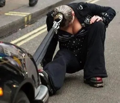 女汉子用头发拉4吨汽车 惊呆众人【马戏团的演员】