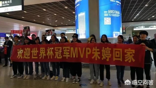 朱婷荣归故里，回河南老家排队吃食堂并主动刷碗，如何评价她的行为？