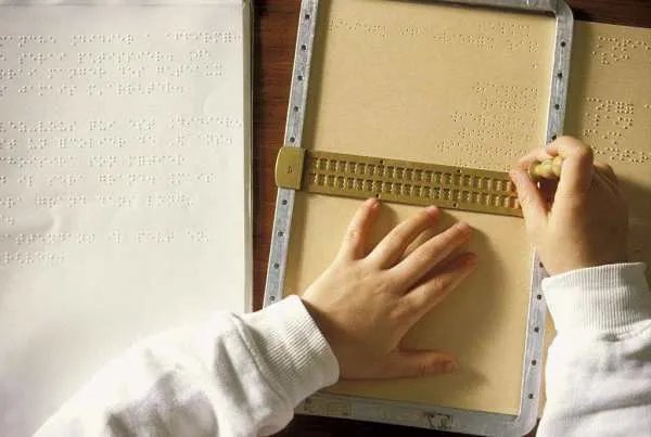 安徽盲人考生高考635分，除了试卷盲人考生和普通人都有哪些不同？