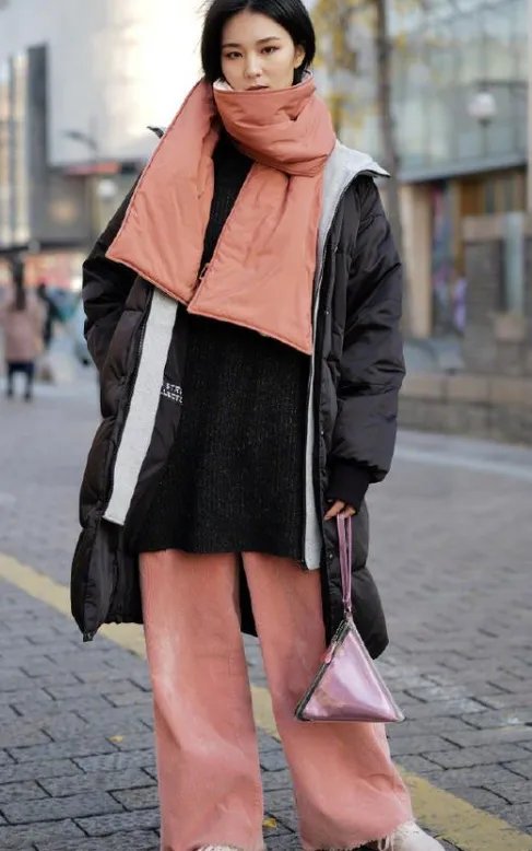 不流行穿大衣了，羽绒服+长裤才是冬天正确打开方式，你认为怎样呢？