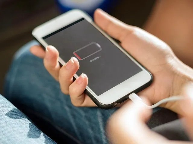 这么多年手机充电都搞错了 切记先插电源再插手机