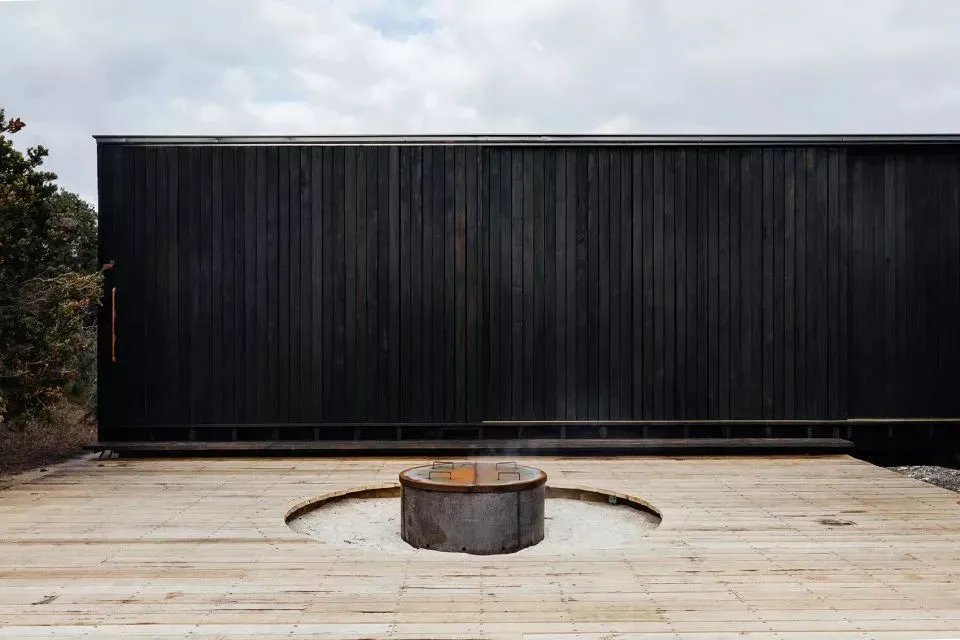 密林中的黑色小屋 —— Krakani Lumi 丛林驿站