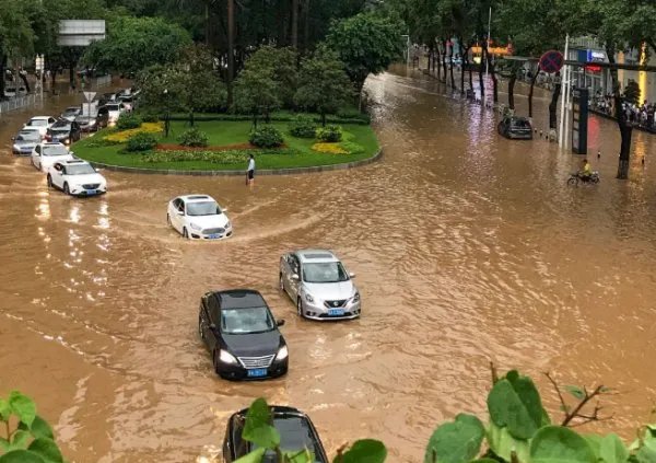 老公话痨妻子开车分神撞上护栏，这种行为有多危险？