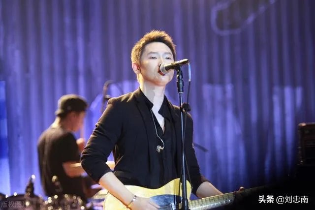 如何评价梁博的唱功和创作？