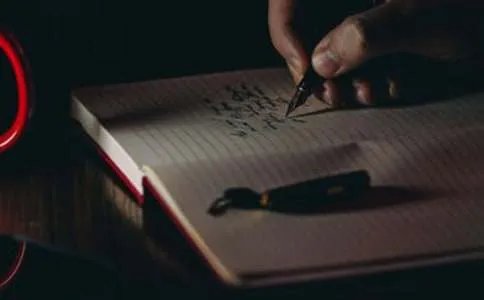 冷魅总裁的纯纯小丫头作文素材