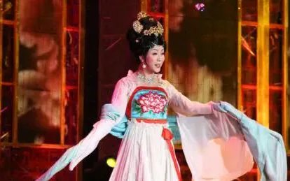 好多见过李玉刚穿女装的女人，会觉得自愧不如，你是如何看的？