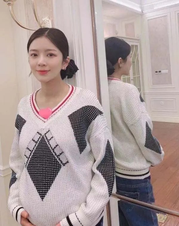 杜淳妻子晒孕照，脖子肤色较黑，问大家卸完货还能白回去吗？