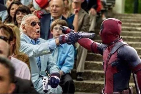 黑豹的爸爸按理来说有振金战衣怎么能轻易炸死？