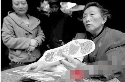 失忆老人走失半年女儿生日当天记起家里电话是怎么回事？