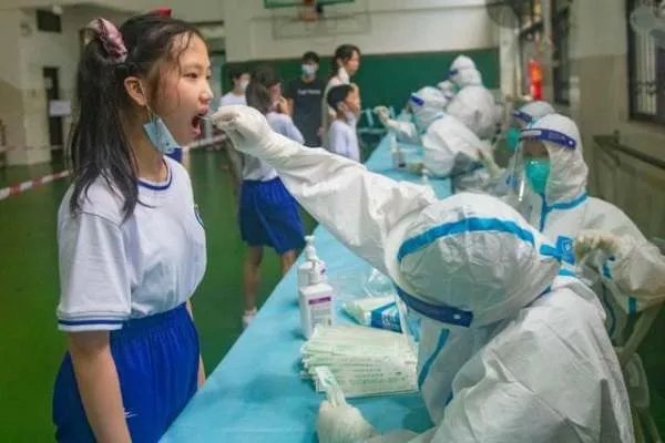 北京1名中学生确诊，9名同班同学阳性，疫情为何总会在学校发生？