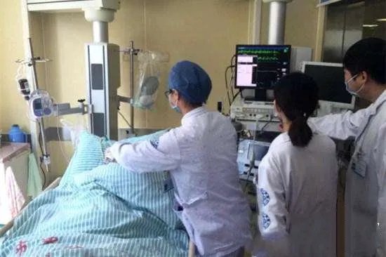 31岁小伙疑因吃隔夜菜失明瘫痪，为何总有人不在乎吃剩菜？