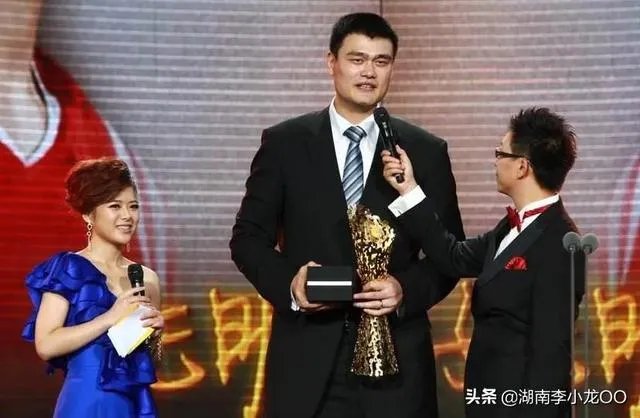 跟姚明合影，如何站位才能避免尴尬？